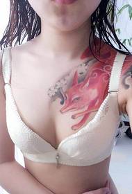 dívka sexy over-the-rameno fox tetování vzor