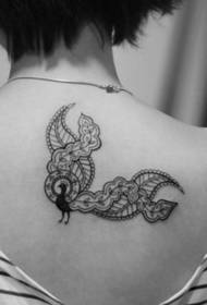 женщина с черно-белой татуировкой феникса на спине