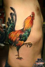 un tatuaggio di gallo sulla vita laterale