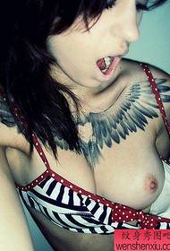 tatuaggi di colore petto donna