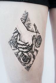 ज्यामितीय गुलाब हातमा हात कालो ग्रे ट्याटू पैटर्न