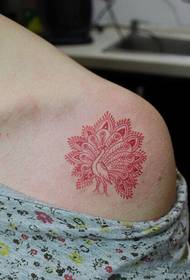 赤い孔雀の美しい肩のタトゥーパターン