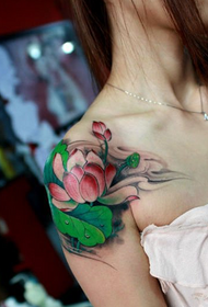 шема на тетоважа на лотос боја на рамо на девојчето