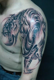 utu wa kiume kutawala shawl chini ya tiger mlima tattoo