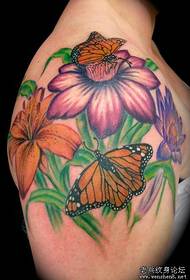 Foto di tatuaggi: foto di gigli sulle spalle