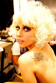 Modello di tatuaggio floreale spalla spalla Lady Gaga