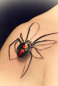 paukova tetovaža na ramenu