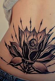 ubos nga hawak nga malalangon nga matahum nga sumbanan sa itom nga lotus nga tattoo