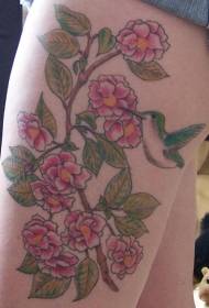 cabang kembang berwarna sikil lan pola tato hummingbird