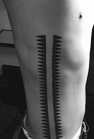 crno-bijeli uzorak totem tetovaža osobine bočnog struka
