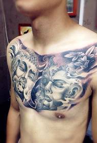 il modello del tatuaggio del petto del fiore del ragazzo bello è molto bello