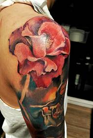 skouers realistiese en delikate roos tatoeëring