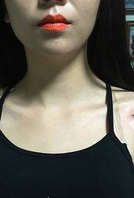 modello di tatuaggio a stella a cinque punte a doppia spalla per ragazze