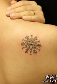 patrón de tatuaje de copo de nieve de línea simple de hombro de chicas
