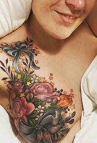 tatuaggio da tatuaggio fiori colorati petto maschile