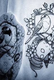 Escritura de tatuaje floral de man de ave europea e americana