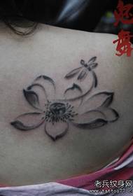kecantikan bahu terlihat baik gaya lukisan tinta pola tato lotus