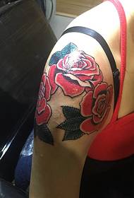 moda personalidade bonita rosa ombro tatuagem imagem