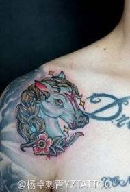 berniukai Stilingas ir gražus mokyklinio stiliaus arklio tatuiruotės modelis ant peties
