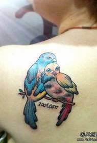 gadis bahu warna pola tato burung