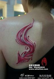 gadis bahu indah pola tato rubah merah muda yang indah
