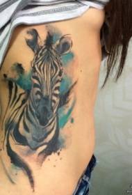 inchiostrazione di zebra laterale in vita modello di tatuaggio europeo e americano