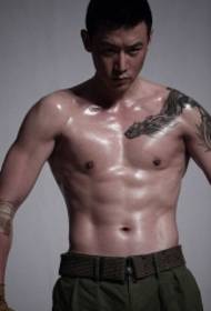 tipo vyro Lu Yi skara drakono totemo tatuiruotės modelis