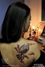 corak tato tukangeun tato lotus anu éndah
