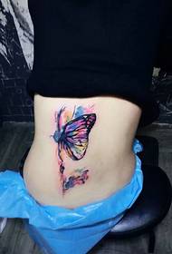 L'immagine del tatuaggio della farfalla dell'acquerello sulla vita laterale è molto abbagliante