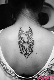 merginos nugaros kaklo juodos ir baltos briedžio mados tatuiruotė