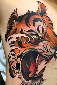 pozrel na vystrašené tetovanie hlavy tigrov v páse