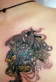 il tatuaggio unicorno sul petto dei ragazzini è molto bello