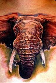 valdonīgs ziloņu tetovējums uz krūtīm