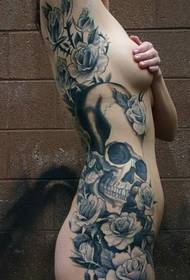 полна гола женска страна од половината убави черепи цвеќиња Во комбинација со слики од тетоважа