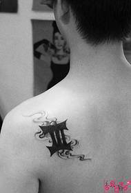 muguras pleca melnbalta mākoņa radošs tetovējums