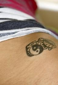 middellyf swart logo manlike vroulike yin en yang skerpioen tatoeëring