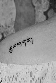 tatuagem pequena tatuagem em sânscrito no ombro 114148-ombro perfumado Preto e branco tatuagem pequena lula no chão