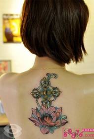 osobnost dívka zpět na módní kříž a květinové osobnosti tetování