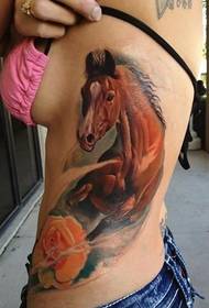 Sieviešu sānu rožu un zirga personības tetovējums darbojas