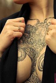 budurwa kirji sexy totem tattoo hoto