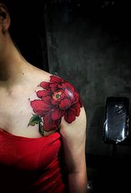 รอยสักดอกกุหลาบสีแดงบนไหล่เต็มไปด้วยกลิ่นหอม