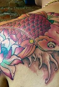 spalle rosse locali da uomo sul modello di tatuaggio di calamari rossi