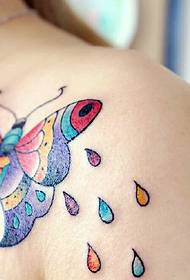 плечо танцует на цветном изображении татуировки бабочки