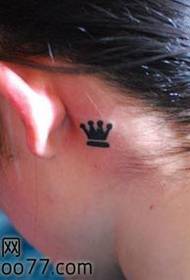 Een oor totem kroon tattoo patroon