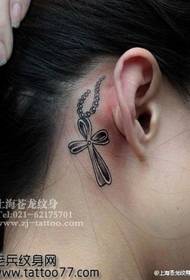 grožis ausies kryžius pakabinti grandinėlės tatuiruotės modelį