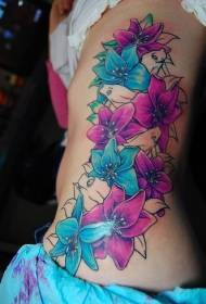 flankaj ripoj blua kaj Purpura granda floro tatuaje ŝablono