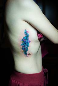 Foto di tatuaggio di piume di colore di vita laterale di bellezza nuda