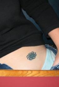 bel të rrumbullakët me modelin e tatuazheve të gdhendura me logo të vogla