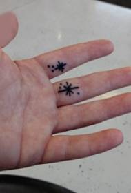palmu mazais tetovējums vīriešu plaukstas melnās līnijas tetovējums attēls 114251-Flower English tattoo male tetovējums vīriešu rokas palma melns angļu tetovējums attēls