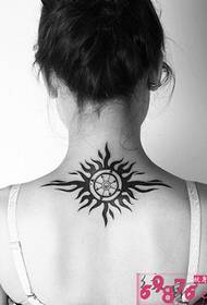 Sun Totem Creative Black da Farin Baya Neck Tattoo